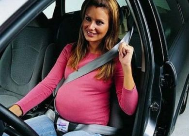 donna incinta alla guida