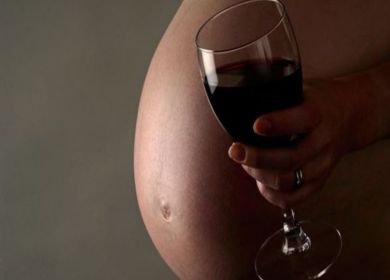 donna incinta che beve alcol