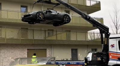 Non avendo un garage fa sollevare la sua Ferrari da 300 mila euro sul balcone con una gru – Il video