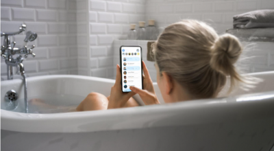 Fa il bagno con l’iPhone, 46enne muore folgorata