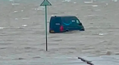 L’autista del furgone Amazon segue il navigatore satellitare e finisce nel Tamigi