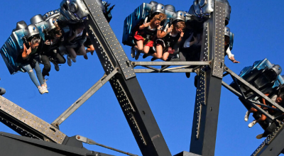 Oktoberfest: le persone rimangono appese a testa in giù per minuti in una giostra rotante