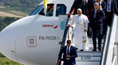 Problema tecnico sull'aereo del Papa: Leone XIV ha dovuto lasciare il velivolo poco prima del decollo dalle Isole Canarie