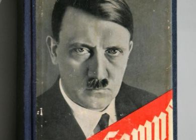 la copertina del libro Mein Kampf  scritto da Hitler