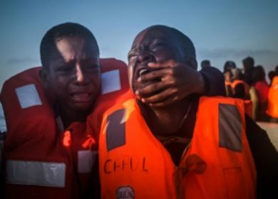 fratellini nigeriani piangono la morte della loro mamma