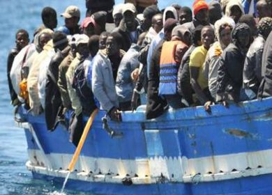 immigrati su un barcone alla deriva