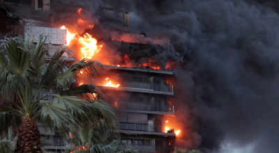 Spagna, il video impressionante di un incendio che distrugge un edificio di 14 piani a Valencia