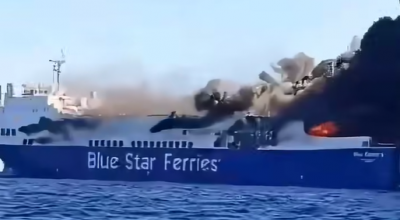 Grave incendio a bordo di una nave mercantile in Grecia: evacuati i passeggeri e l’equipaggio in preda al panico