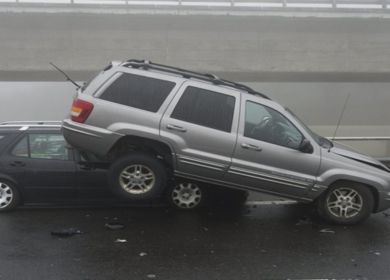 incidente auto sotto auto 