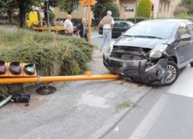 incidente semaforo abbattuto