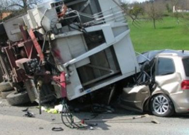 incidente stradale camion schiaccia auto
