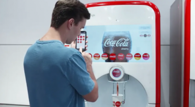 Singapore, un turista francese rischia il carcere per... aver leccato una cannuccia