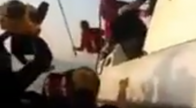 Video choc: guardia costiera turca prende a bastonate barcone di profughi spingendoli con forza verso la Grecia in violazione del diritto internazionale