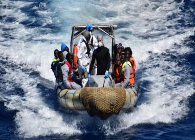 migranti su gommone