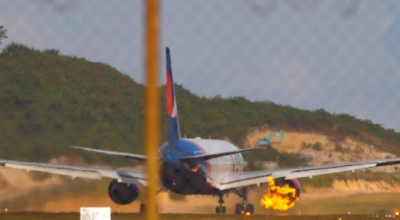 Panico a bordo: il motore di un aereo con 309 passeggeri prende fuoco in volo dopo il decollo. Il video