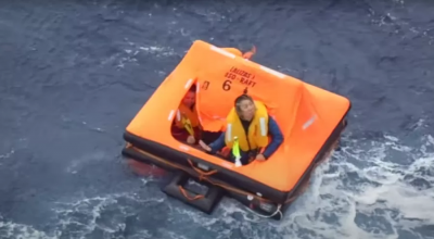 Una famiglia dispersa in mare da sette giorni è stata miracolosamente ritrovata sulla loro imbarcazione alla deriva in mare