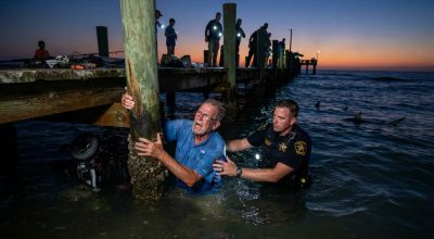 Miracolo a New Smyrna Beach: anziano in sedia a rotelle cade in acque infestate da squali e si salva dopo un’ora di terrore