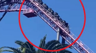 Incubo sulle montagne russe “Movie World”: persone bloccate improvvisamente a metà corsa a dieci metri da terra – Il video