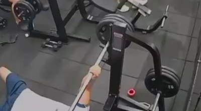 Tragedia in palestra, bilanciere cade sul petto durante l’allenamento. Muore un appassionato di fitness in un incidente in palestra – VIDEO