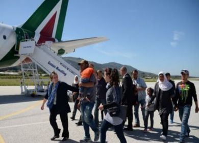 migranti in partenza con l'aereo del Papa Francesco da Lesbo