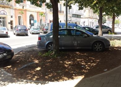 parcheggio selvaggio via Leuca Lecce