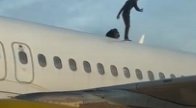 Volo in ritardo di oltre due ore dopo che un uomo è salito sul tetto dell'aereo- Il video 