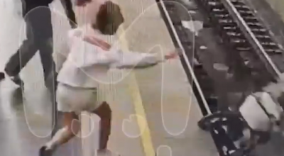 Passeggino travolto dal treno della metropolitana in Russia che lo schiaccia ma il neonato si salva per miracolo - VIDEO