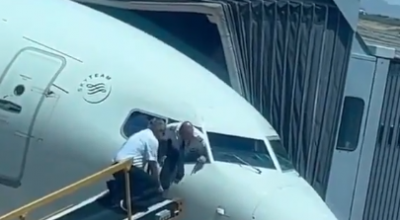 Si blocca la porta della cabina di pilotaggio, il pilota entra nell'abitacolo attraverso il finestrino – VIDEO