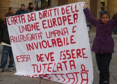 rom manifestano in Piazza a Lecce