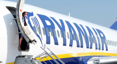 Un belga ubriaco cerca di aprire un'uscita di emergenza su un volo Ryanair in ritardo