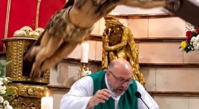 Tragedia durante la diretta streaming: cade il crocifisso, muore il sacerdote