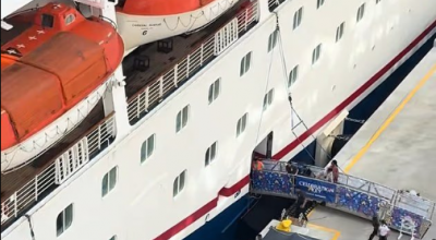 Una bambina cade tra la nave da crociera e il molo e la madre si tuffa subito dopo salvandola 