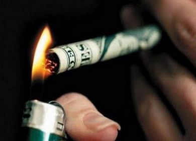 sigaretta con il denaro