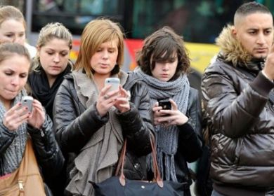 smartphone pedoni in strada