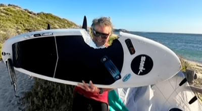 Australia, enorme squalo bianco catapulta in aria il surfista mordendo la sua tavola