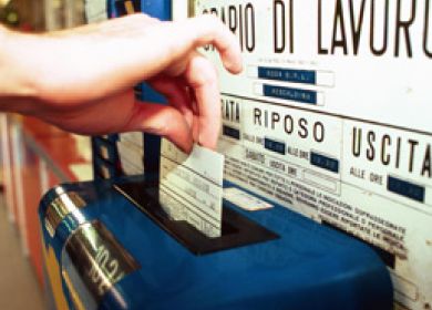 Rischia una condanna per truffa il dipendente pubblico che esce per la pausa pranzo senza timbrare

