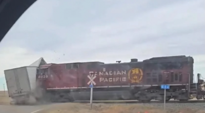 Un treno si schianta contro un semirimorchio che si era fermato sui binari del passaggio a livello – Il video