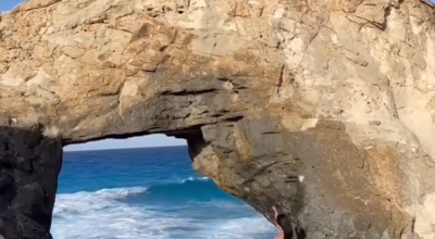 Selfie mania: turista rischia di annegare per scattare una foto al mare ma un'onda se la porta via - Il video