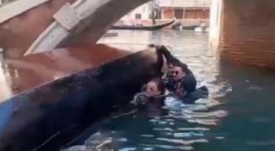 Venezia, turisti sbilanciano la gondola per un selfie e si rovesciano, il video diventa virale sui social