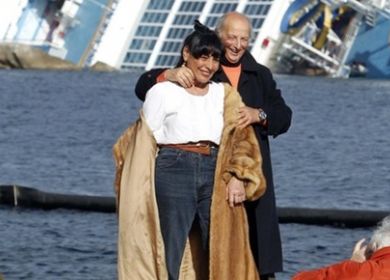 turisti che si fotograno davanti al relitto nave
