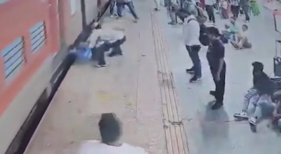 Momento terrificante: un uomo indiano viene trascinato per 50 metri dopo essere rimasto incastrato tra un treno e la banchina della stazione ferroviaria