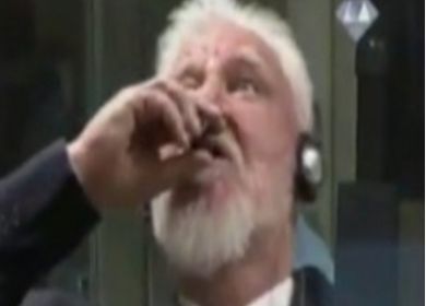 uomo si avvelena in tribunale