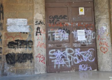 graffiti e scritte con spray via leuca