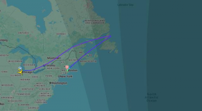 Un uomo attacca i passeggeri con una forchetta su un aereo