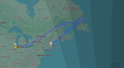 Un uomo attacca i passeggeri con una forchetta su un aereo