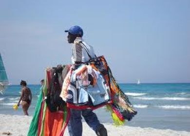 immigrato senegalese che vende sulle spiagge