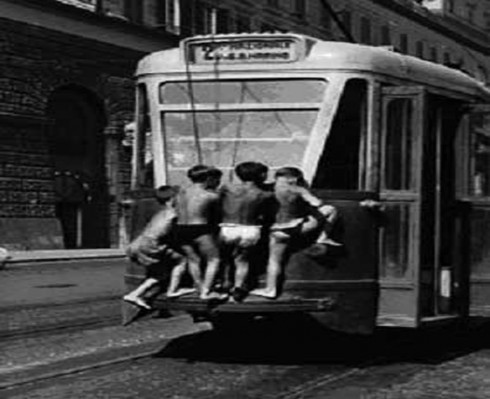 Bus Surfing ragazzini aggrappati al tram a Napoli