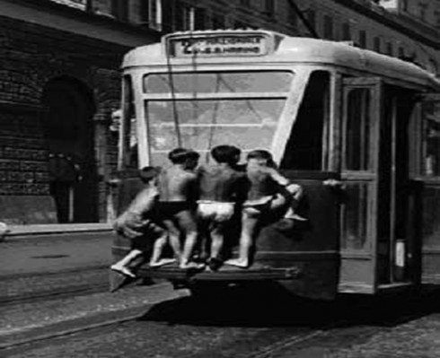 Bus Surfing ragazzini aggrappati al tram a Napoli Bus Surfing ragazzini aggrappati al tram a Napoli