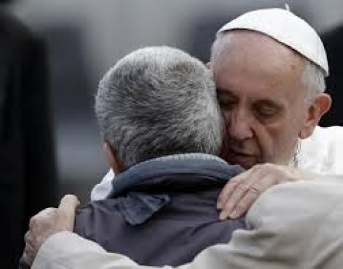 papa francesco abbraccio un povero papa francesco abbraccio un povero