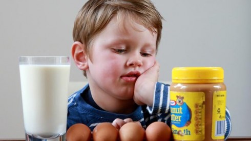 bambino che mangia bambino che mangia